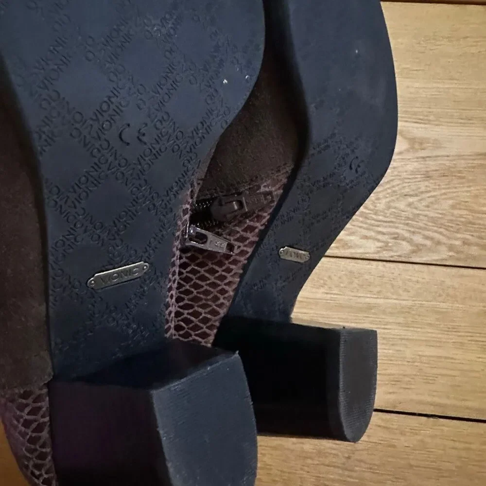 Vionic Anne ankle boots Java suede size 9